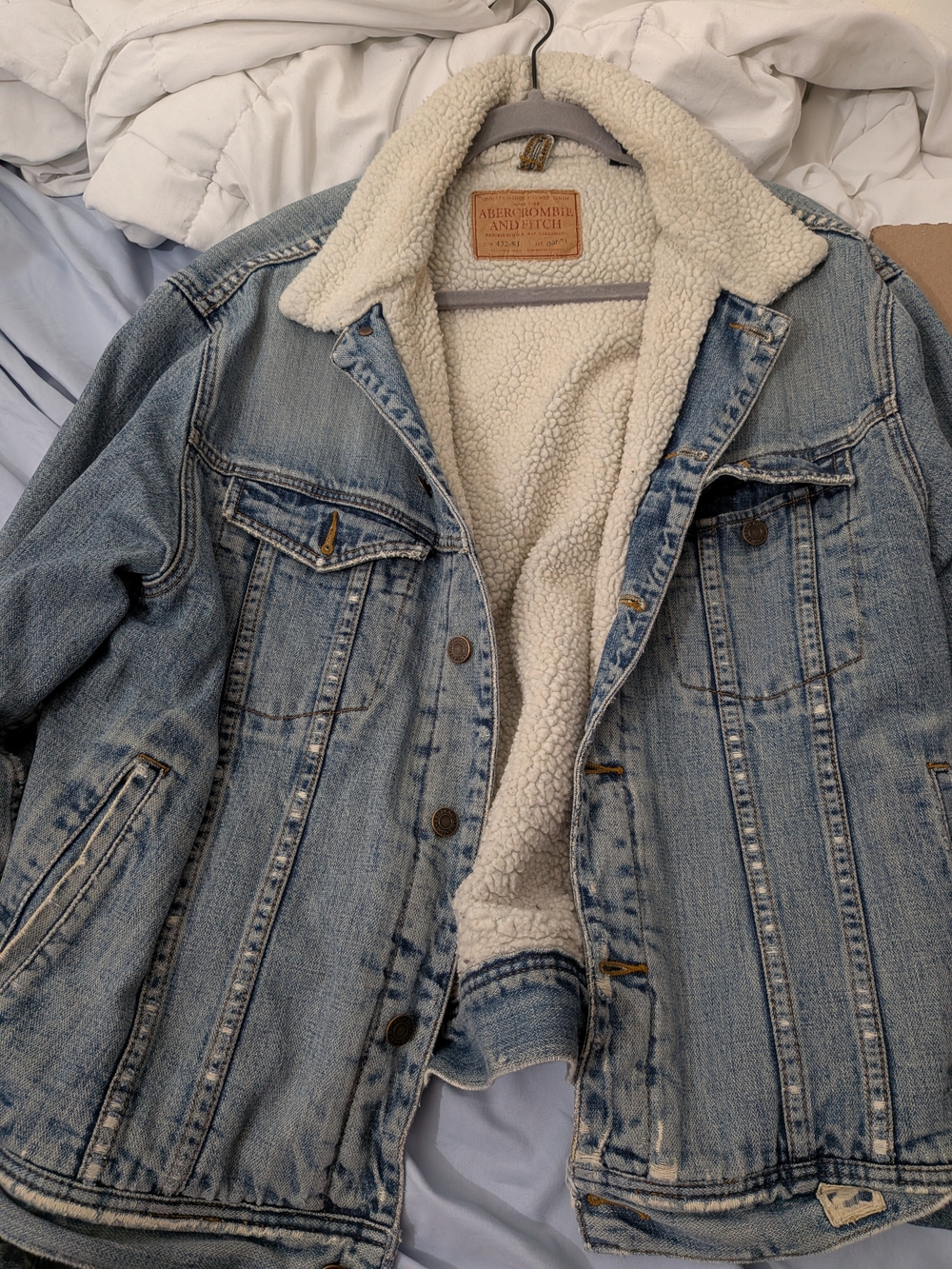 Vintage Abercrombie & Fitch Men’s Light Blue Sherpa-Lined Denim Jacket Large